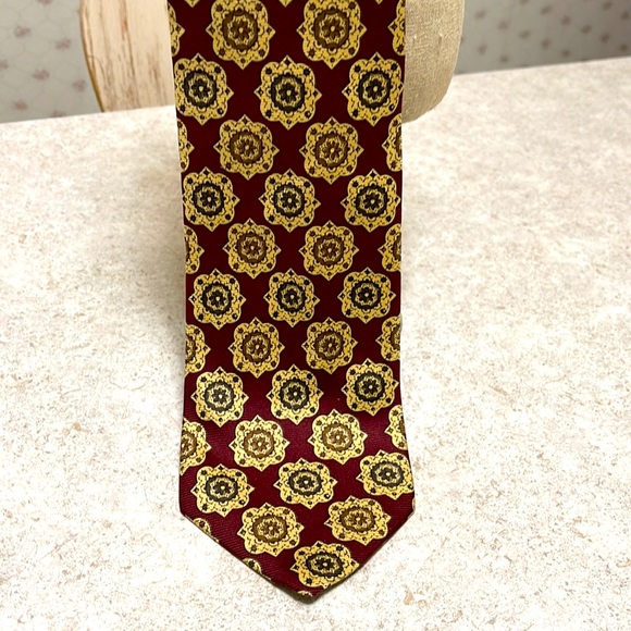 VINTAGE BANANA REPUBLIC 100% SILK MEDALLION PRINT NECKTIE - Picture 2 of 3